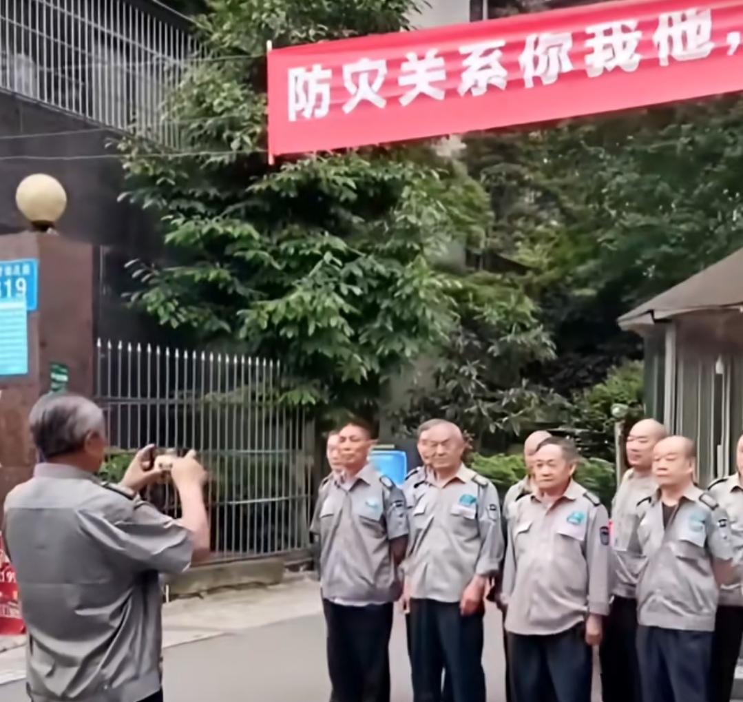 大家发现没有，现在当保安的人越来越多了，但是真正干起来就像流水席，来的快，走的也