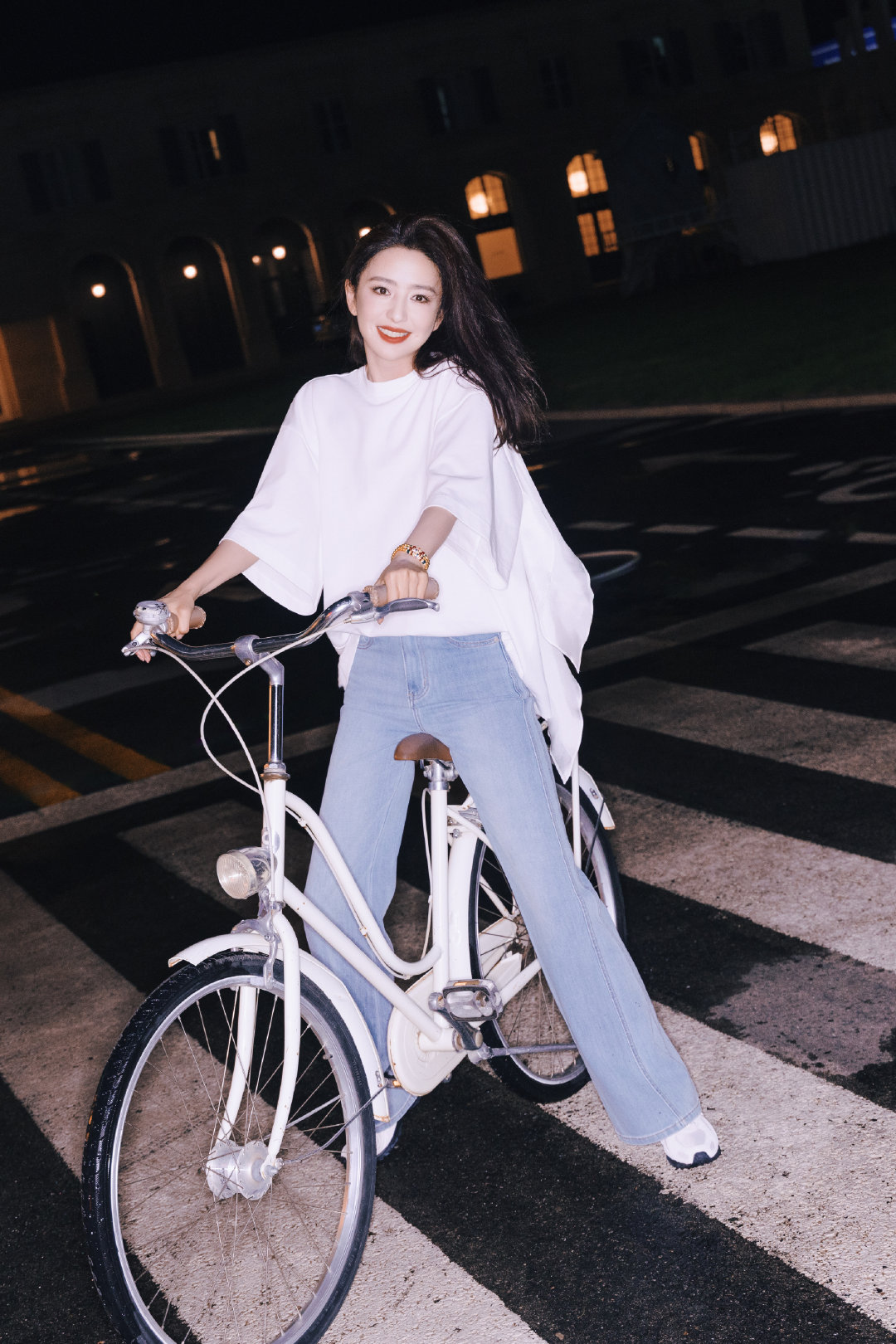 #佟丽娅##你好佟丽娅#🌕月亮圆圆，笑容甜甜🚲骑过晚风，快乐加倍#中秋小圆满#​