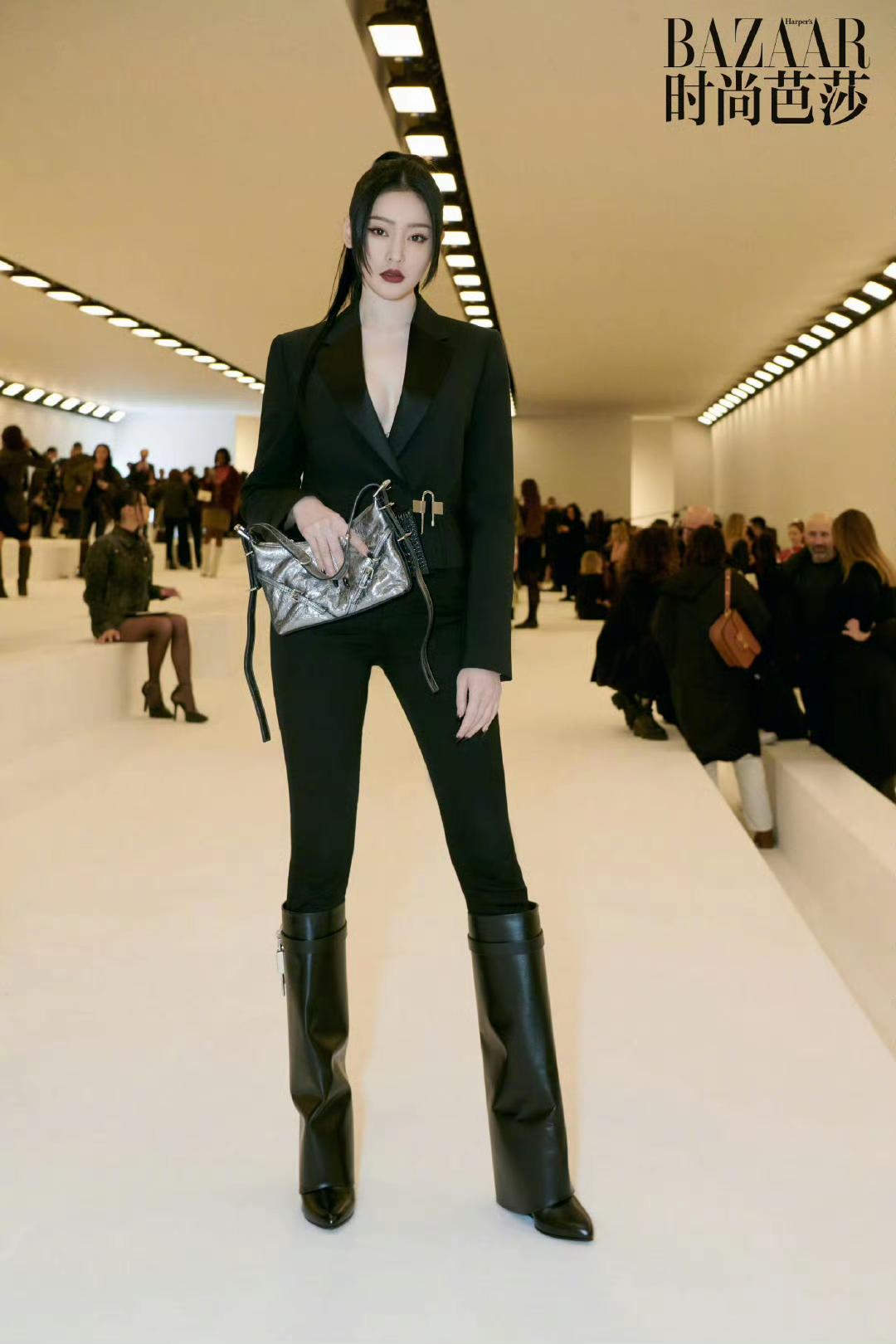 张天爱芭莎大片,美炸了!第1套穿搭,尽显时髦精的那种范儿,那大长腿迷死人了!