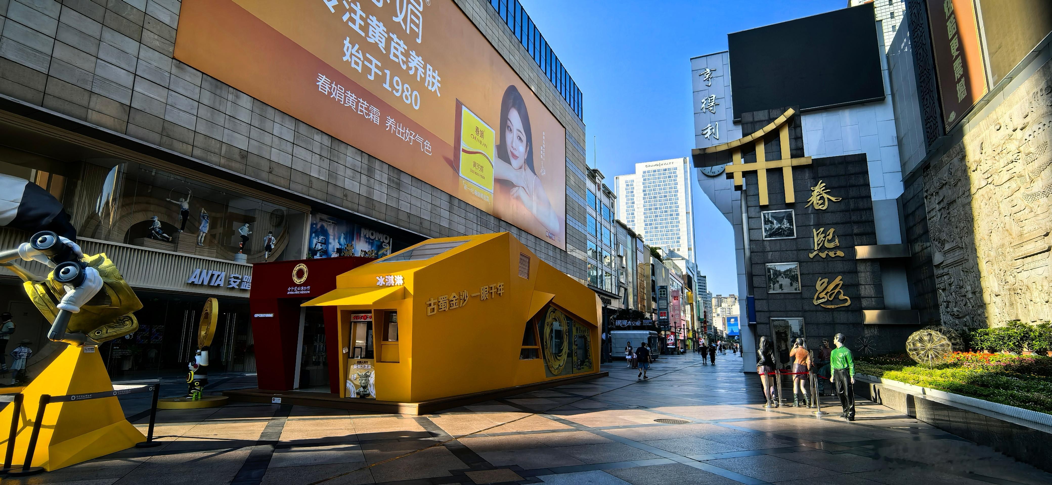 宽窄思语【春熙路早晨】七点半，春熙路还没醒。卷帘门拉着，只有扫帚声。那只爬楼的熊