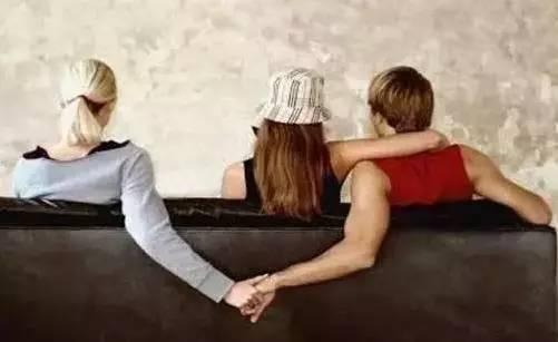 （原创）如果丈夫出轨，都有哪些先兆？早出晚归不汇报，爱人在家没嗑唠，夫妻