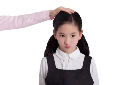 广东广州，男老师在上课时，习惯性伸手摸了摸10岁女学生的头，结果女孩父亲一口咬定男老师猥亵，还要求他