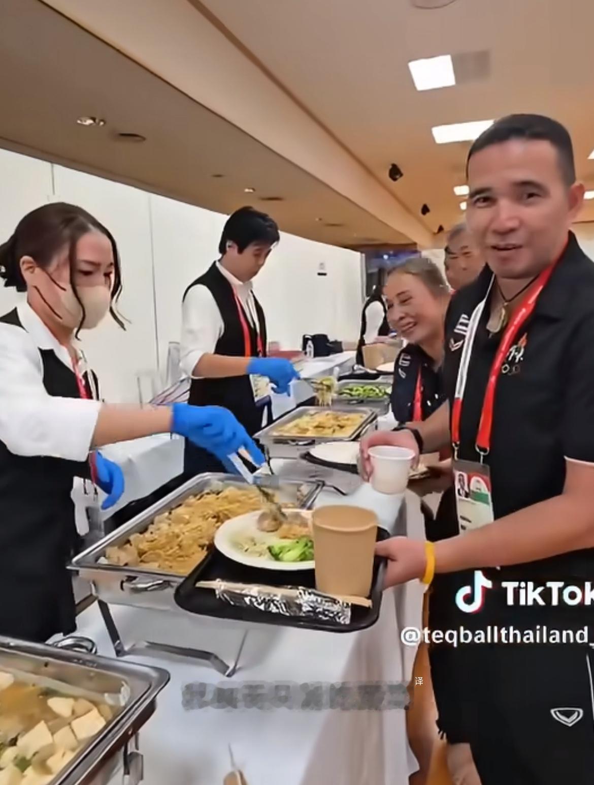 泰国对吐槽名古屋亚运会的伙食太糟糕，每天都只能吃素，而且吃来吃去都是那两种蔬菜，