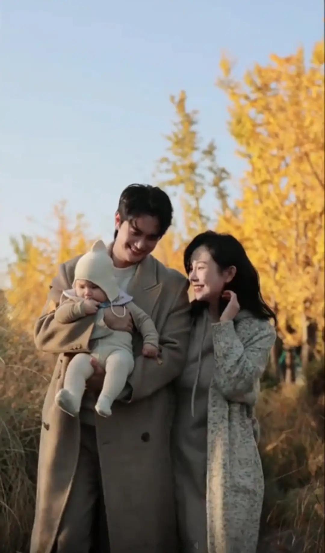 张檬和小五带儿子赏秋，产后快8个月还在喂母乳，气质长相变化大！