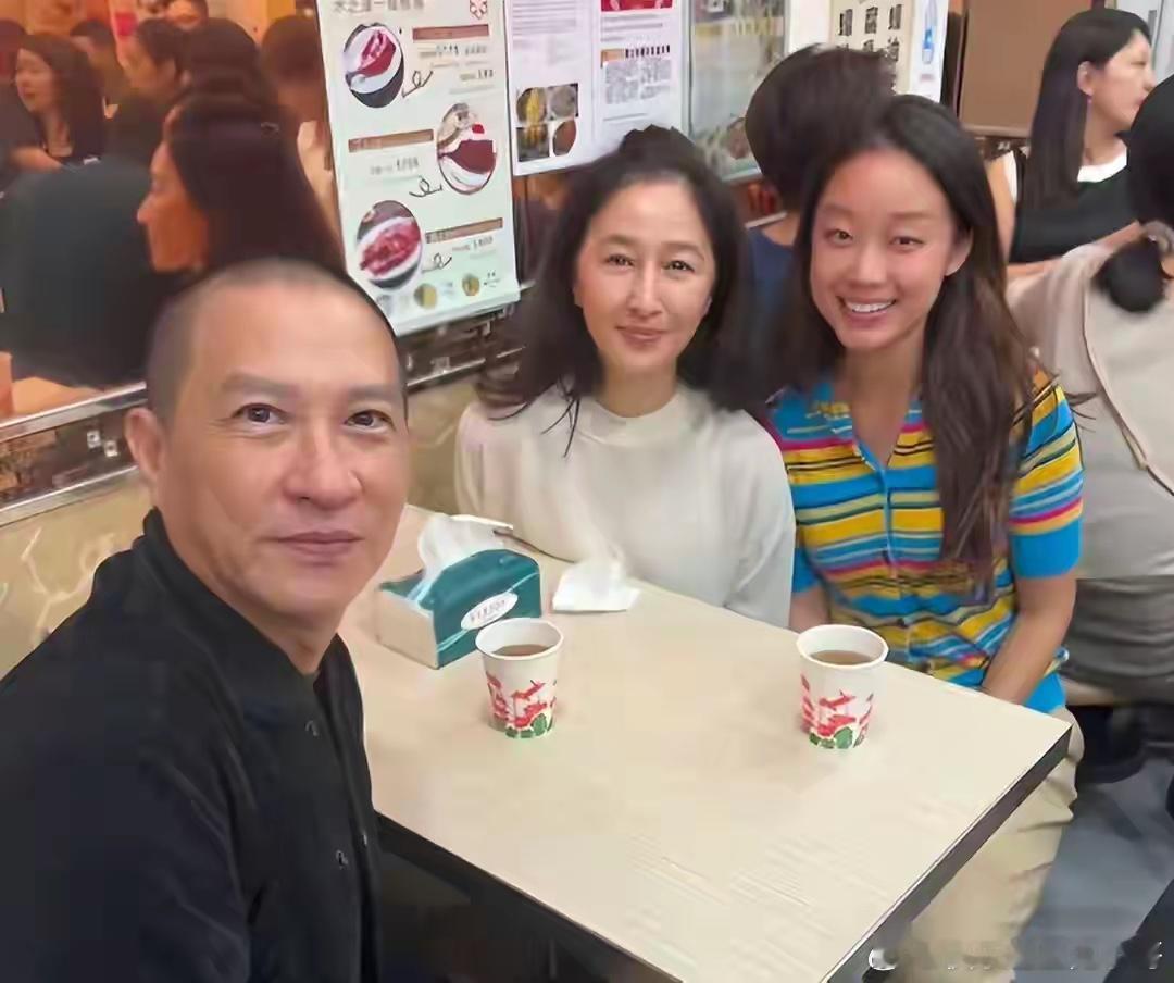 张家辉夫妇真老了！一起吃路边摊，61岁关咏荷脸上老年斑太抢镜！