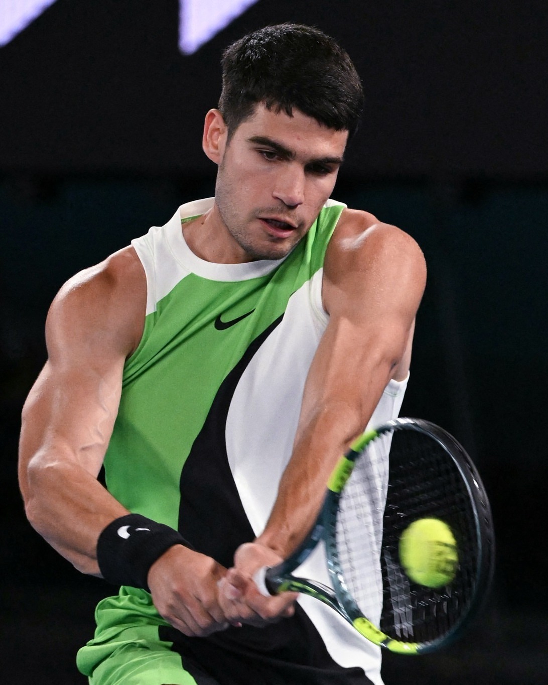 澳网阿尔卡拉斯迎开门红耐克每年给阿卡阿尔卡拉斯的衣服都代表了一种风格，形容不