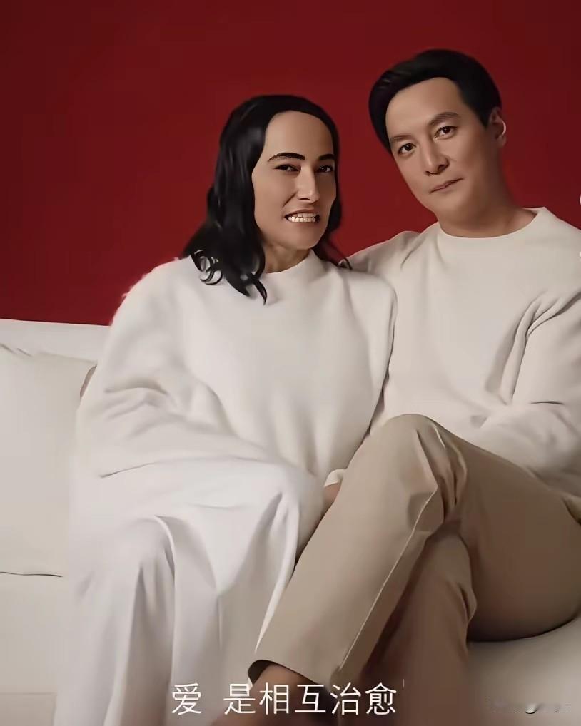 哈哈，这组合照第一眼，感觉吴彦祖老婆比他还男人！😂吴彦祖妻子LisaS