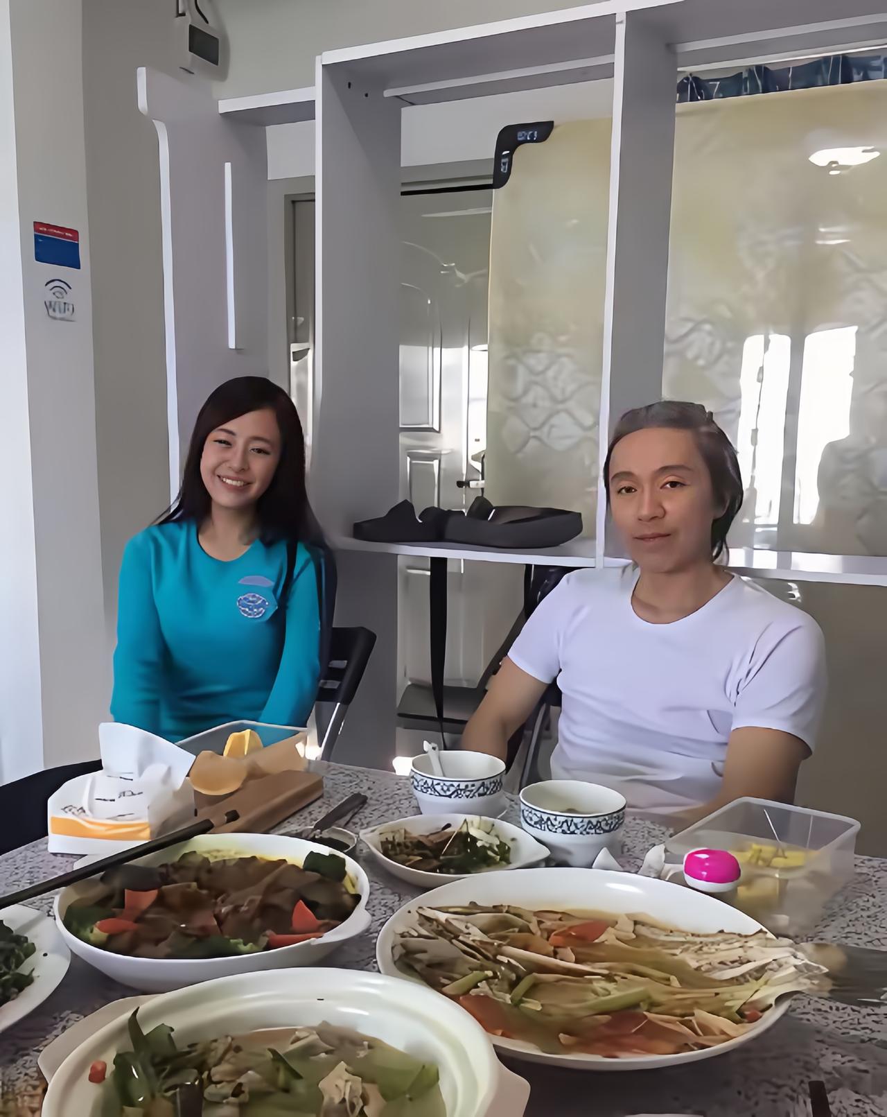 周星驰6月22日，才过了他的63岁生日，近几年他的头发已经花白了。“星爷”自