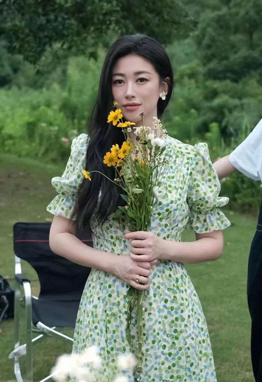 中年女人穿搭就学朱珠！一身绿波点碎花连衣裙，泡泡袖温柔减龄，置身山野氛围感拉满，