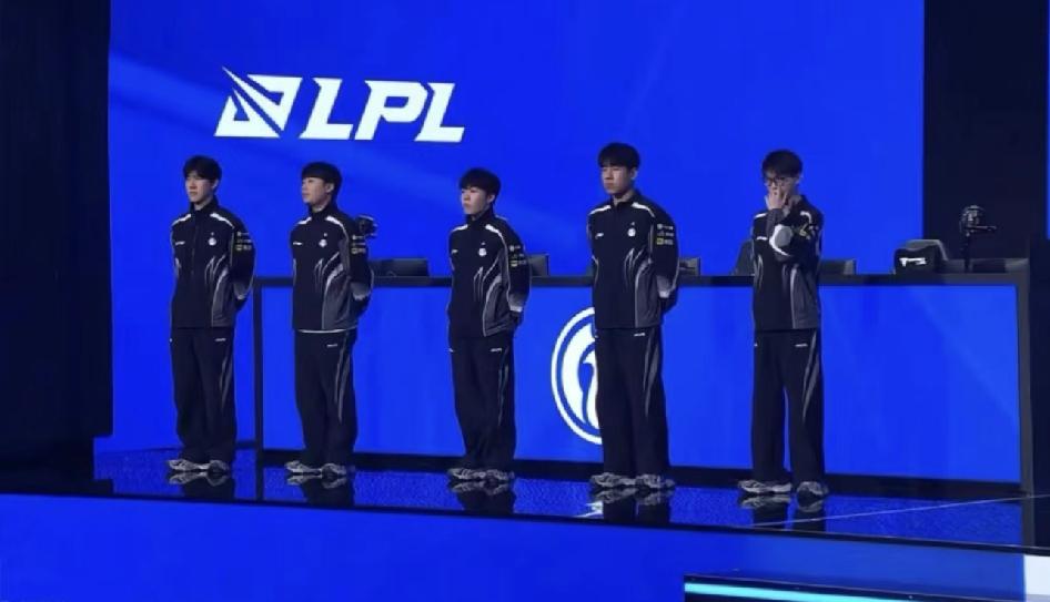 我怀疑IG根本没打算进世界赛。要不然我真想不通为什么每把都是刚开始从从容容游