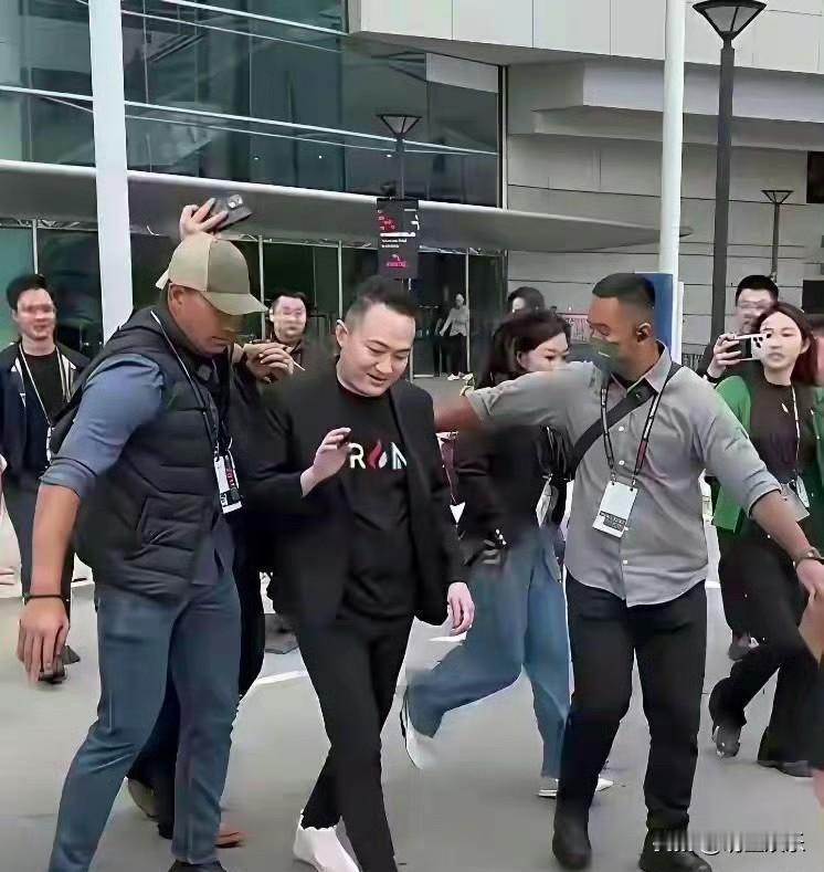 孙宇晨从香港比特币峰会出来，身边一左一右站着两个保安，把拍照的网友隔在两米开外。