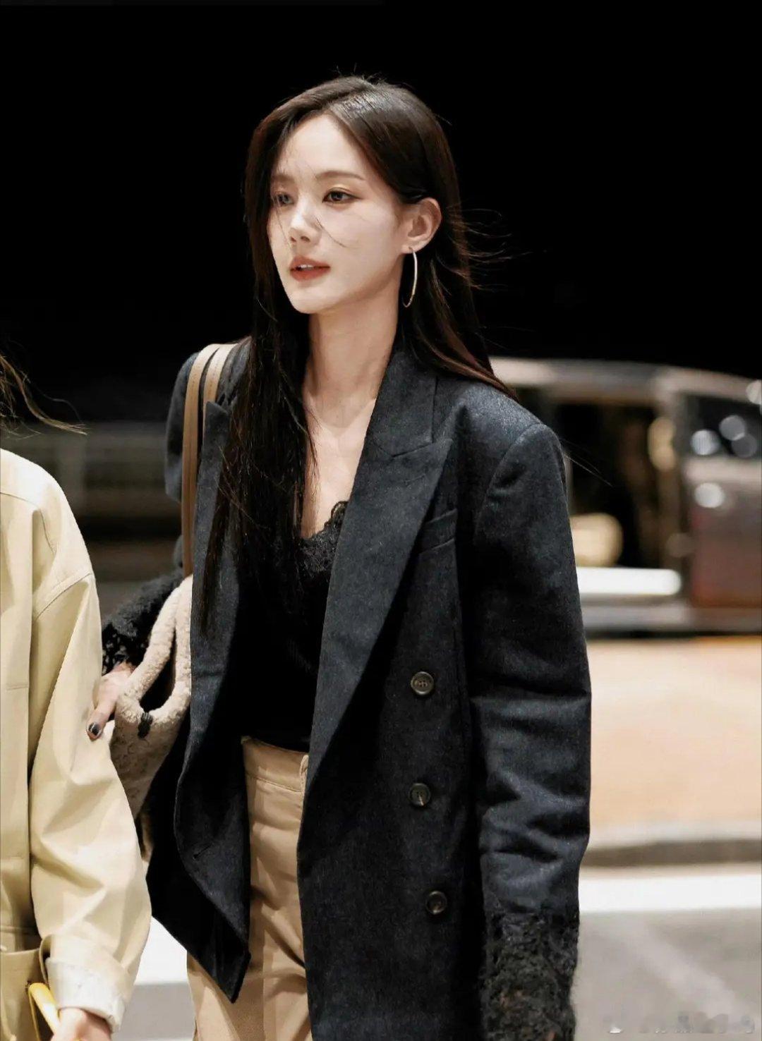 李一桐出发米兰时装周，穿灰色蕾丝边西服，溢出屏幕的姐感好美​​​