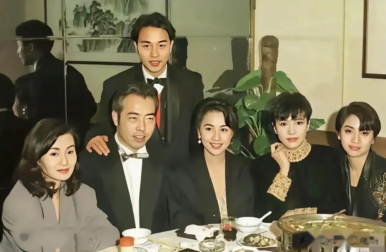 原来年轻时候的陈凯歌长得这么帅，这是多年前他和香港的一帮娱乐巨星聚餐的情景。能