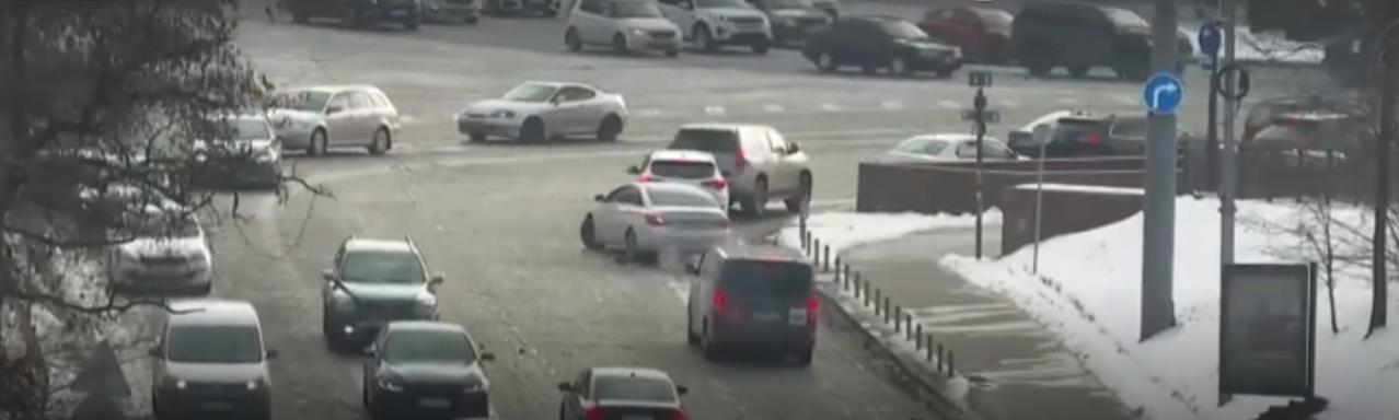 古巴国防演习彰显决心哈瓦那的滨海街道上车流平稳，而在郊外的演训场，紧张的国