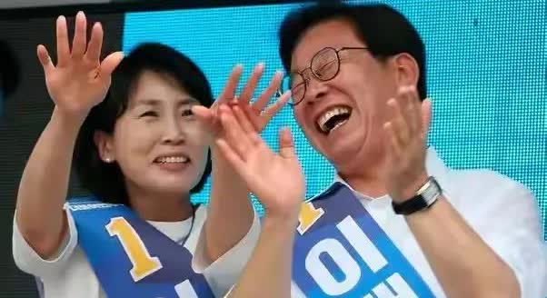 韩国总统李在明与妻子金惠景在一起同框的亲密相连。俩人互敬互爱谁也离不开谁呀！好亲
