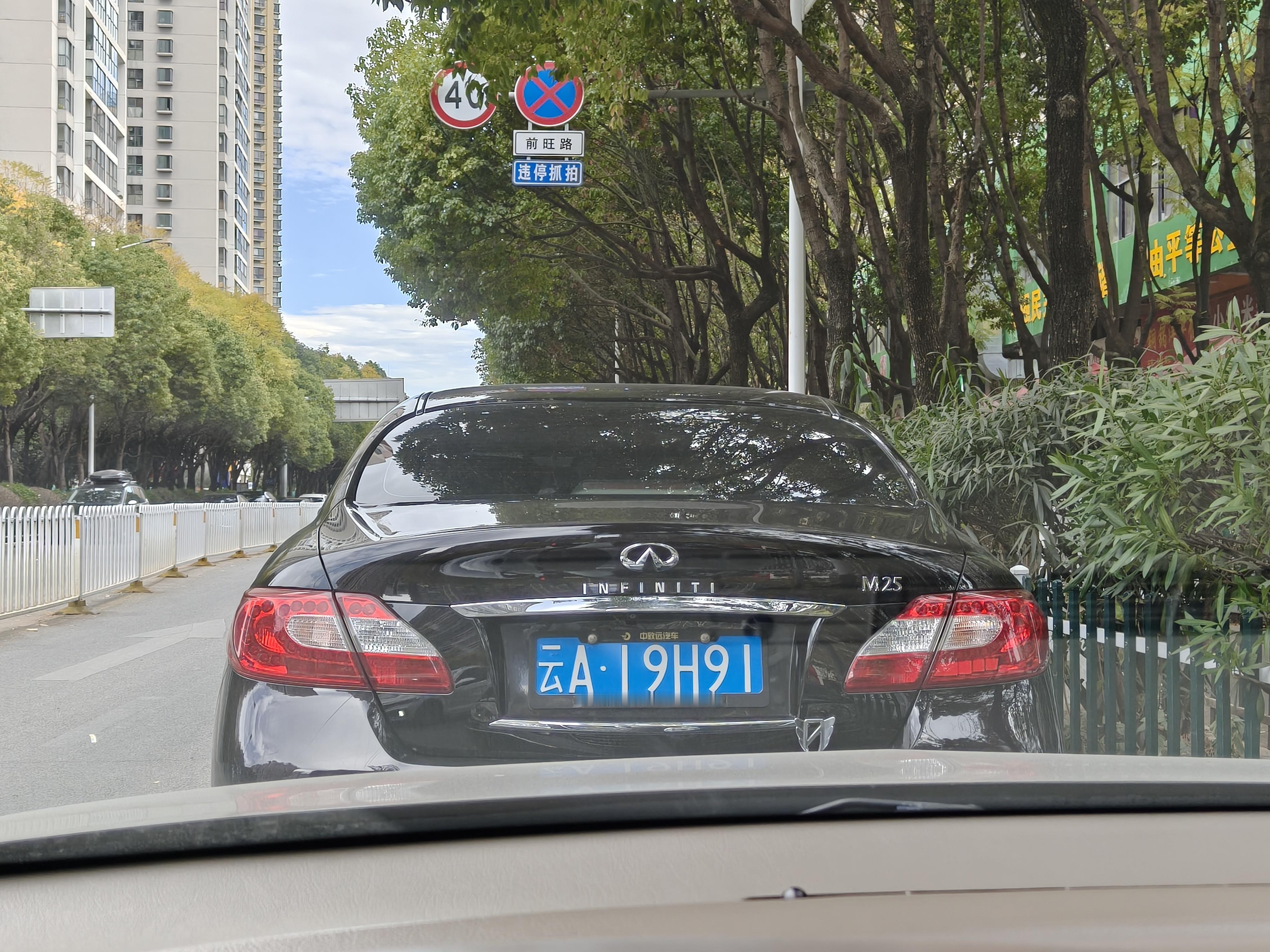 老君威2.5低配，保有量不高，因为铁轮圈➕织布手动座椅➕无天窗➕无定速巡航的超低