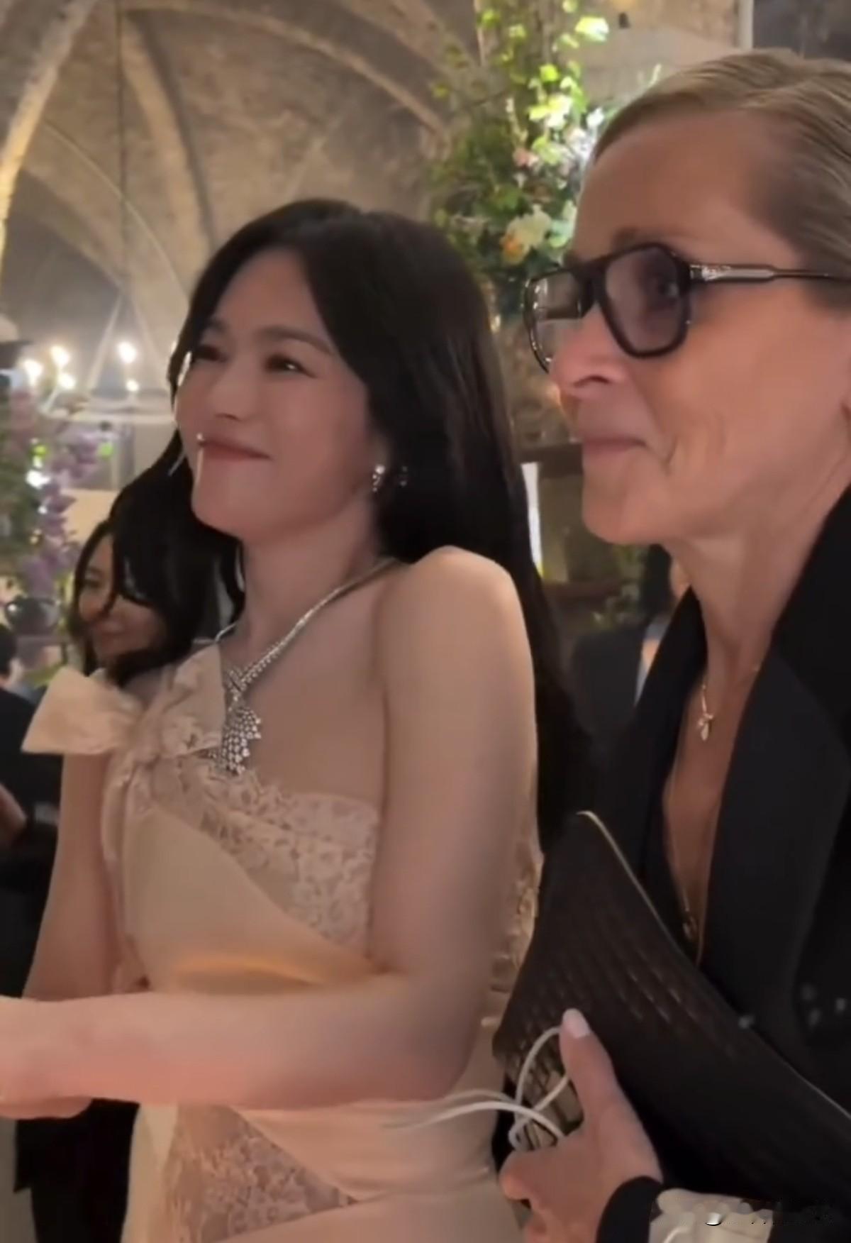 25日，演员宋慧乔在Instagram上上传了多张照片。照片中，宋慧乔一袭裸色修