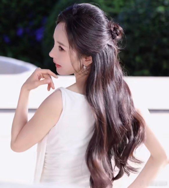 杨幂前一秒温柔后一秒冷艳杨幂白裙vs黑西装杨幂不仅把白裙穿出了仙气，还把黑西装