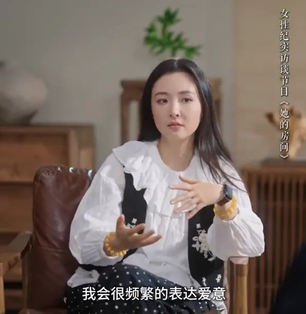 演员吴倩在访谈节目《她的房间》中自曝童年创伤：幼时逗狗被咬伤，父亲非但没有安慰她