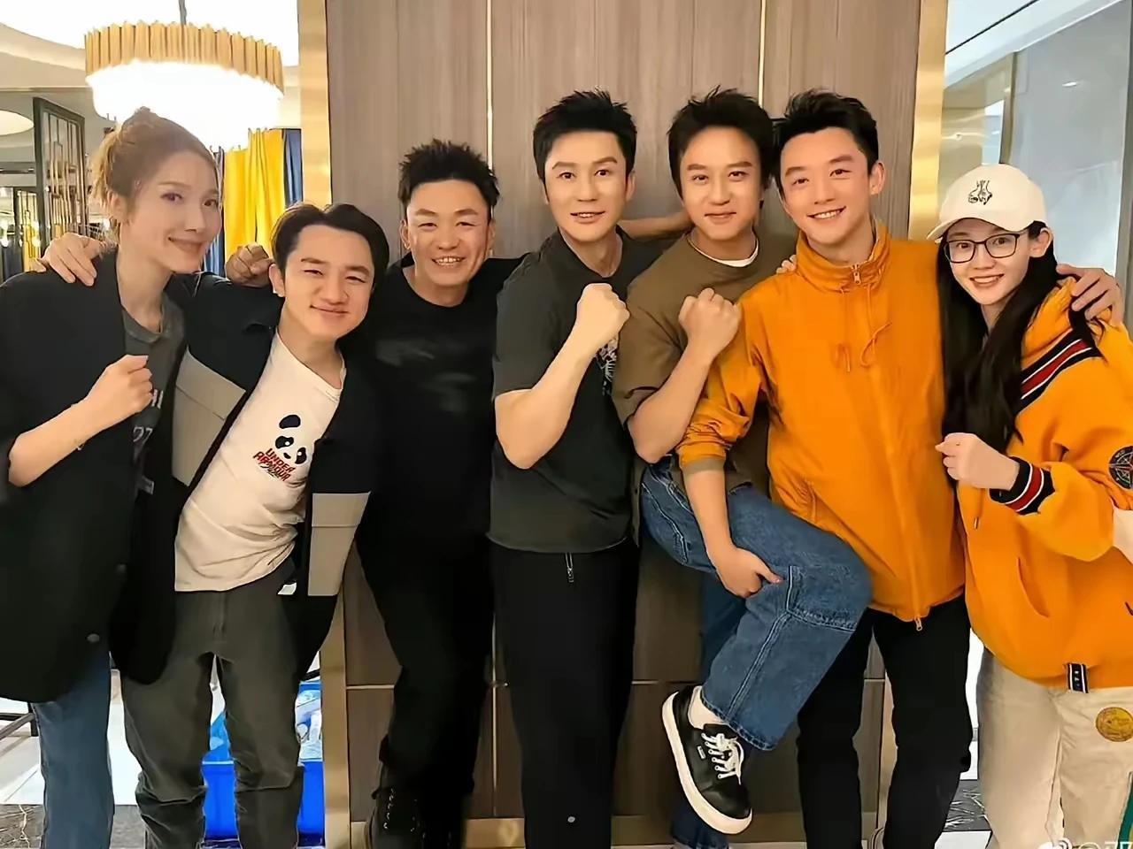 群星大合照，紧挨着郑凯哪位美女是谁？怎么不认识