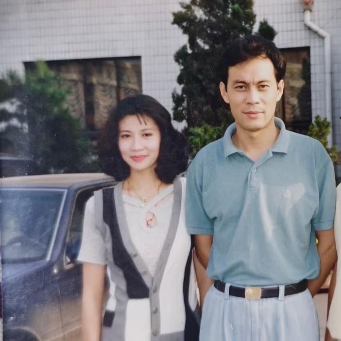 1996年，演员张光北和妻子陈炜，一张温馨的合影，九十年代正是两人事业稳步上升的