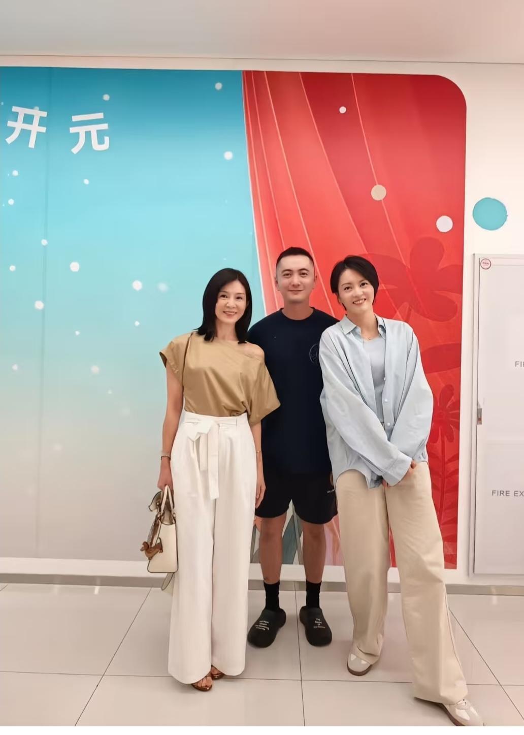 梁咏琪，个子太高了，照个相都得迎合别人的身高。