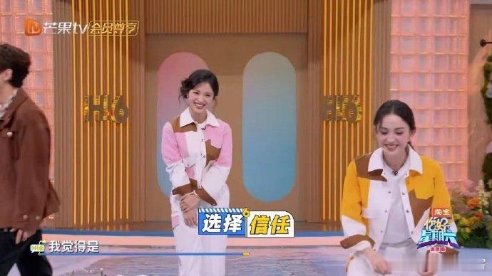 沈月绝对爱女的一集沈月看娜扎的眼神全是星星！担心气球炸到娜扎犹豫不肯递，递过去