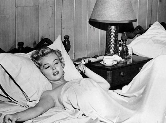 1954年，玛丽莲梦露不顾丈夫反对，强行中止蜜月旅行，独自一人跑去了国外慰问演出