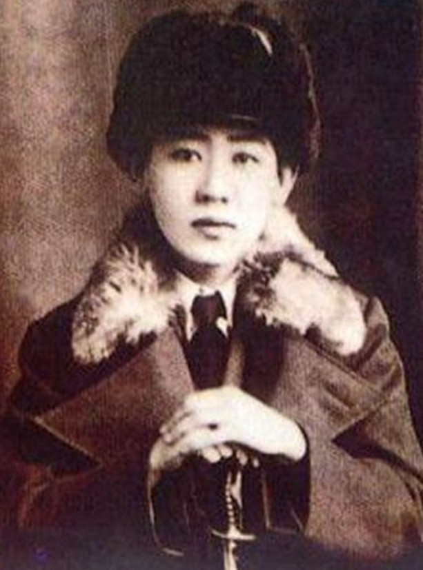 1923年，川岛芳子17岁生日，她的养父川岛浪速在生日宴上强奸了她，“你是王族，