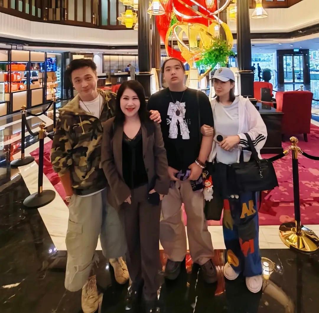 65岁吴镇宇一家三口现身新加坡，老婆气质出众，18岁费曼瘦了好多！