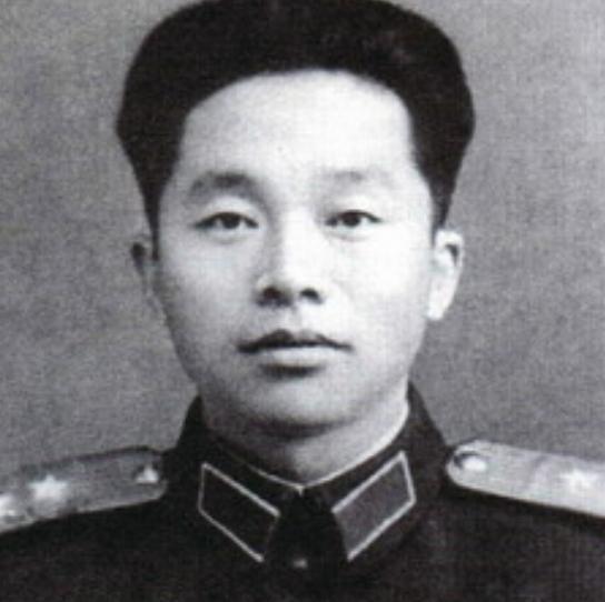 1955年授勋仪式上，朱德元帅走到一个年轻将领面前，看了看他身上的勋章，开心的拍