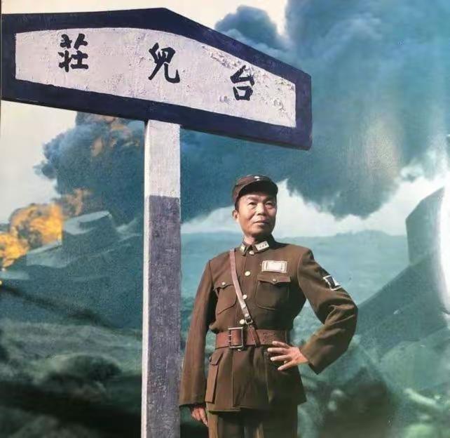 1986年，电影《血战台儿庄》在香港首映，之后国民党中央社香港负责人谢忠侯，把副