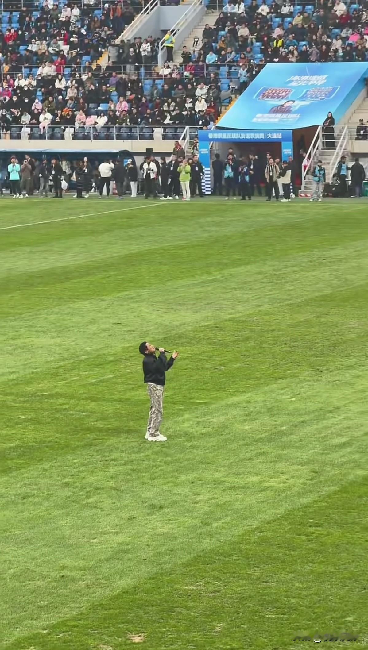 台湾巨星齐秦老师六十多岁了，还要一个人孤零零地站在体育馆嘶喊唱歌，明显有了力不从