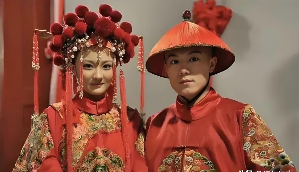 你以为甄玉娆是“最纯的那朵花”？她一进宫就把皇帝的心思摁在桌上摩擦：长得像纯元