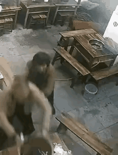 见过吃霸王餐的，没见过这么理直气壮还自己翻车的！老两口花了三十五块钱去火锅店吃火