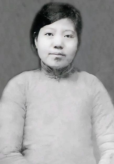 1948年，李青林被捕，特务见她不承认身份，就叫来一个叛徒指认她，看到叛徒时，李