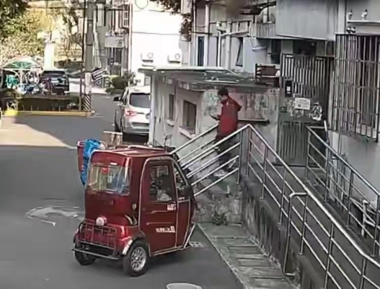 得不偿失！上海，快递小哥为了省事，将客户7999元买的的手机包裹放到其家门口，谁