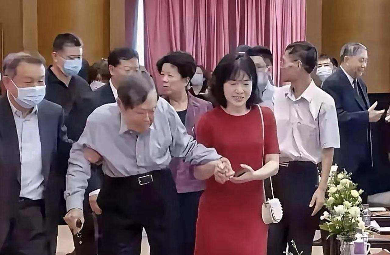 103岁的杨振宁先生，罕见露面。应该是参加某场活动。同行的妻子翁虹，身穿一件