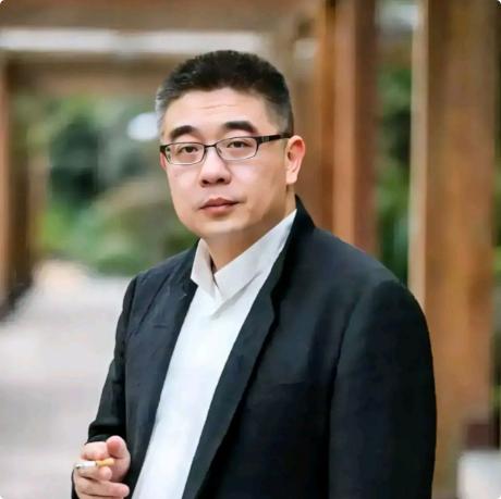 复旦大学钱文忠教授说："做人，不要去责怪任何人，合得来，好好相处，多多关怀；合不