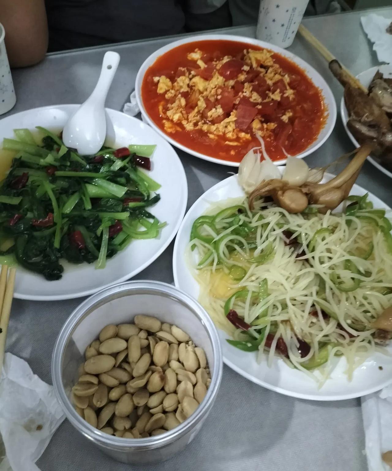 第一次在火车餐桌上吃饭，味道很丰富。坐绿皮火车硬卧回家，上车八点了，去餐车吃晚