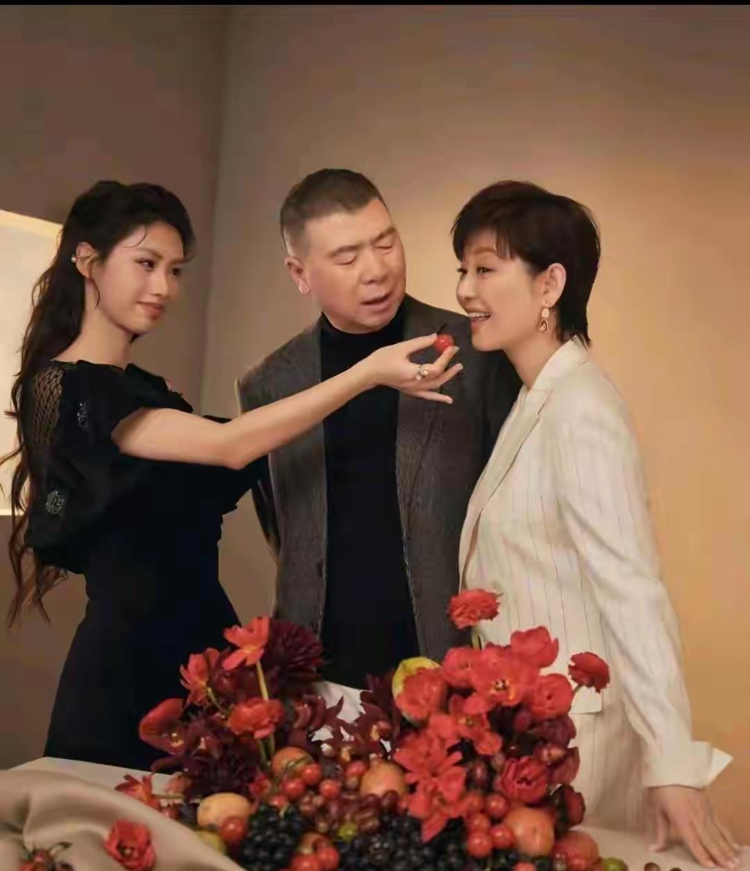 这张照片总给人一种摆拍的嫌疑，感觉徐帆过的并没有表面上的那样幸福。徐帆这辈子