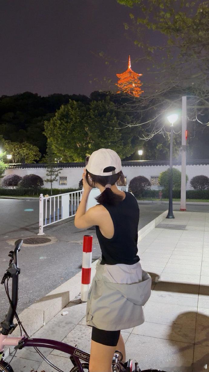 赵今麦citybike九宫格谁懂啊，素颜出镜还能这么抗打！没有精致的妆容和华丽
