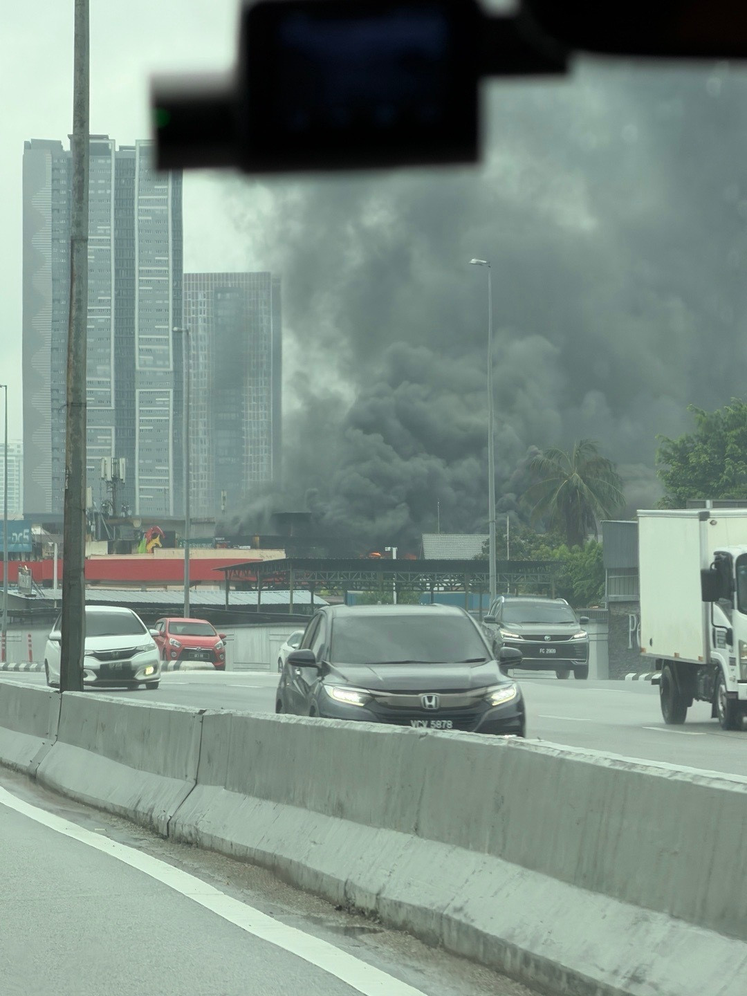 在吉隆坡遇到了大火，看地图在加油站附近马来西亚·吉隆坡