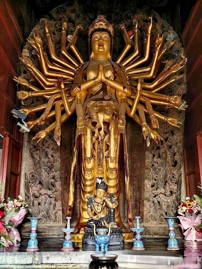 千手观音像前，读懂中国人刻在骨子里的慈悲与守护这尊金光熠熠的千手观音，是多