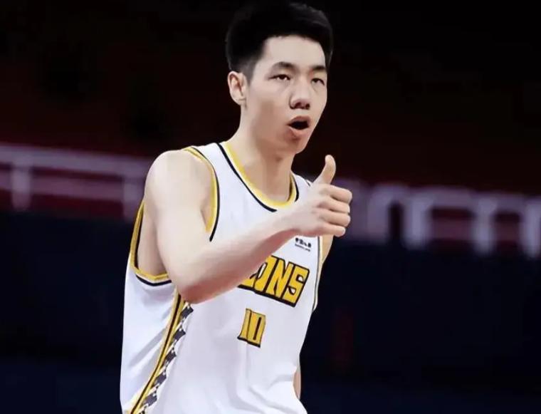 朱俊龙为何在国家队和俱乐部判若两人？在浙江广厦队，朱俊龙是夺冠功臣，季后赛能砍