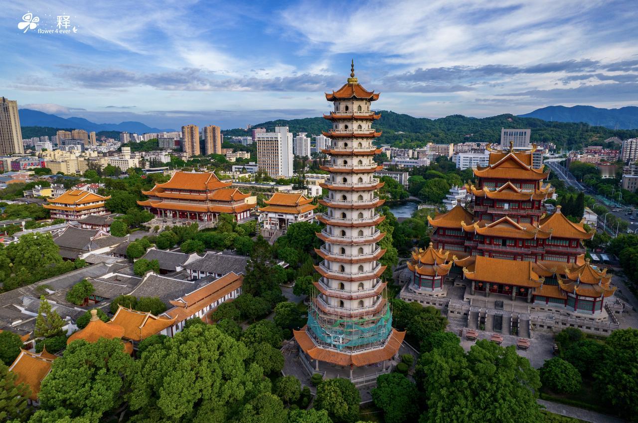 住市中心的老破小好，还是郊区的大房子好？市中心繁华热闹，教育医疗等资源都好。只