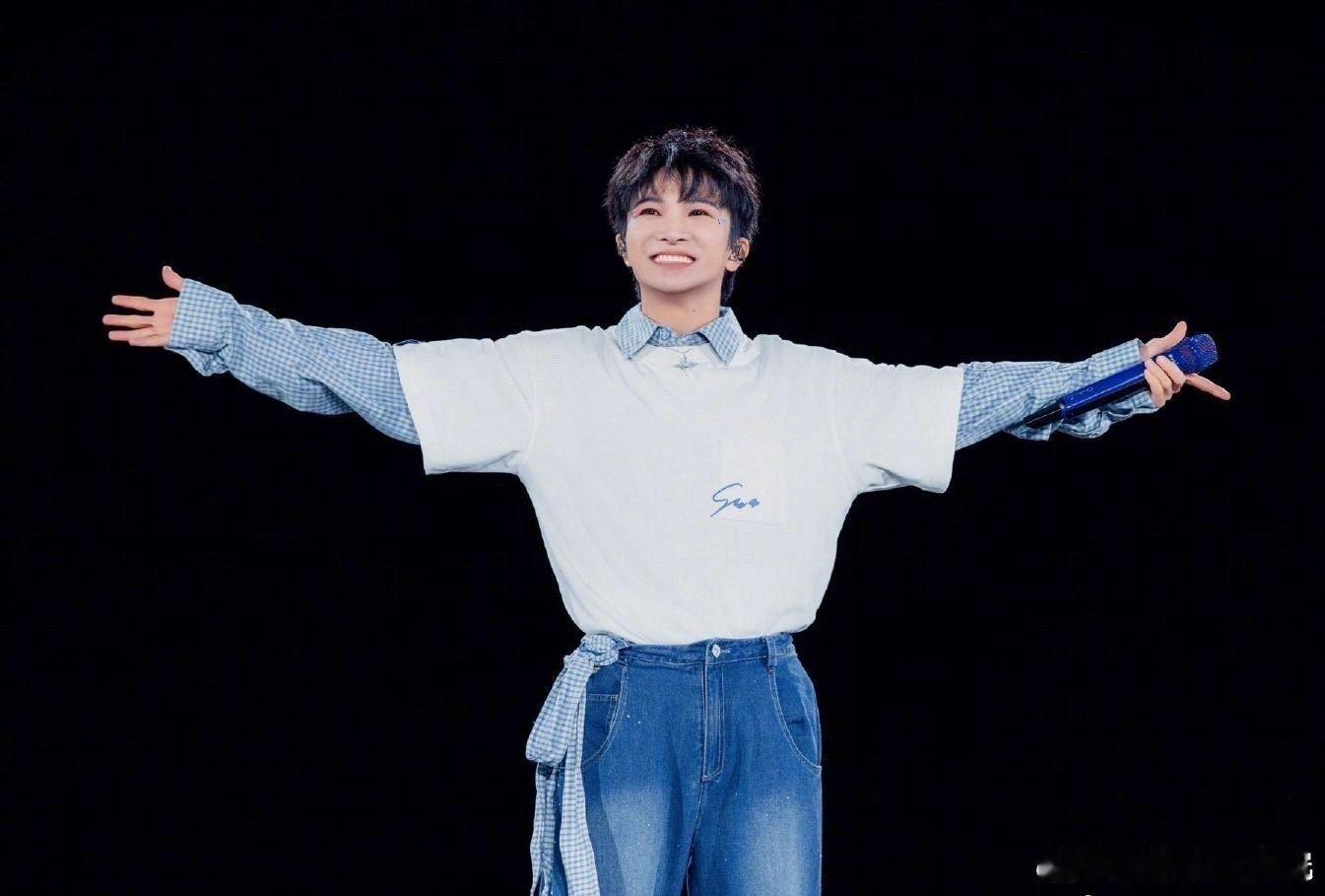 周深的后台好多艺人啊周深香港演唱会还没开场就赚足了眼球，后台的艺人花篮从刘德华到