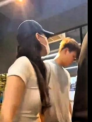 一直听说健身房很乱，这次又见识到了。男教练同时睡了4个女会员，2个会员冲进去，