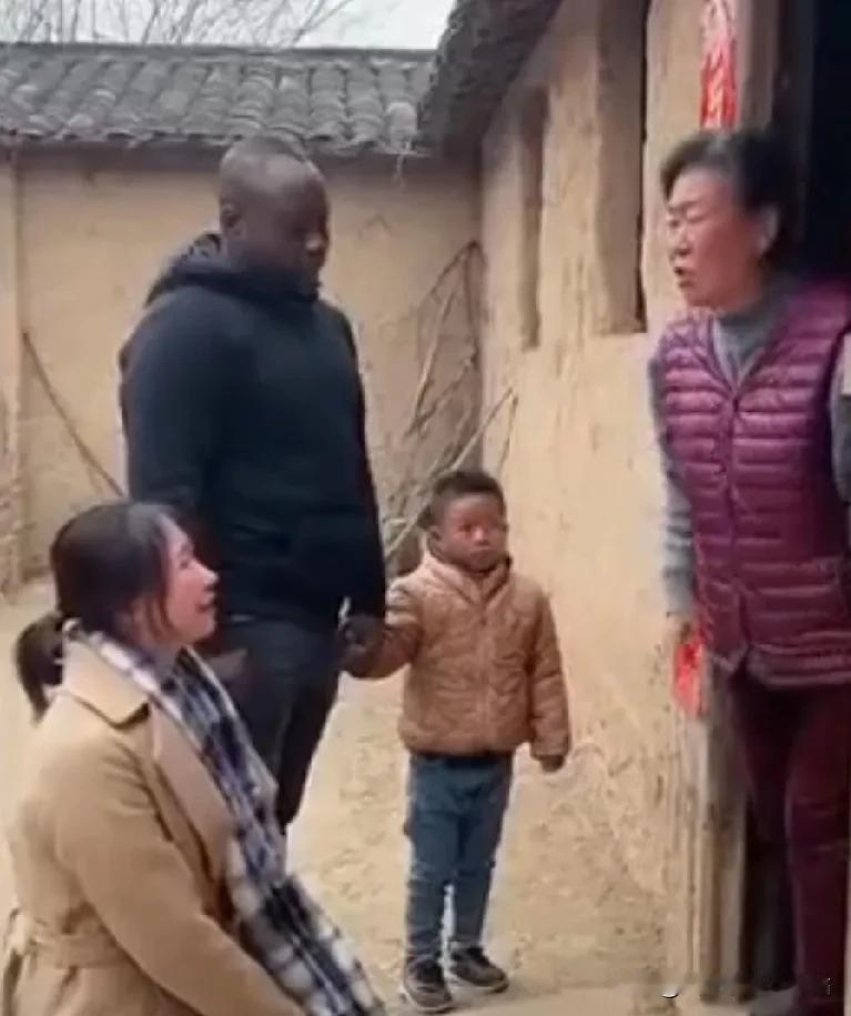 远嫁非洲的农村女孩回家探望母亲，被母亲赶出家门，我们各自安好吧？你还是走吧？