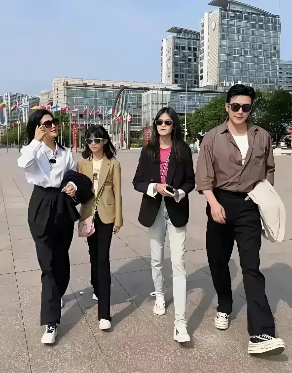 陆毅一家人都戴上了墨镜，非常有气质